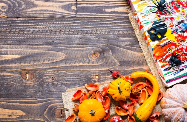 Citrouilles d'Halloween, sur une surface en bois