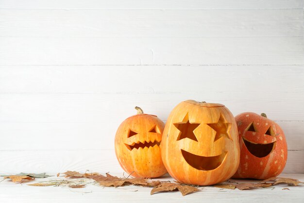 Citrouilles d'Halloween sur table en bois. Concept d'Halloween