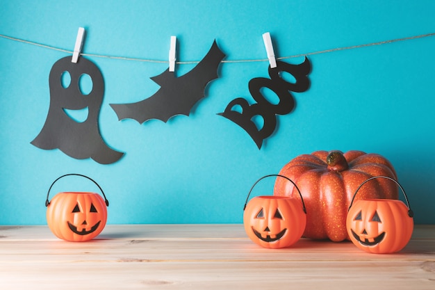 Citrouilles d'Halloween sur une table en bois