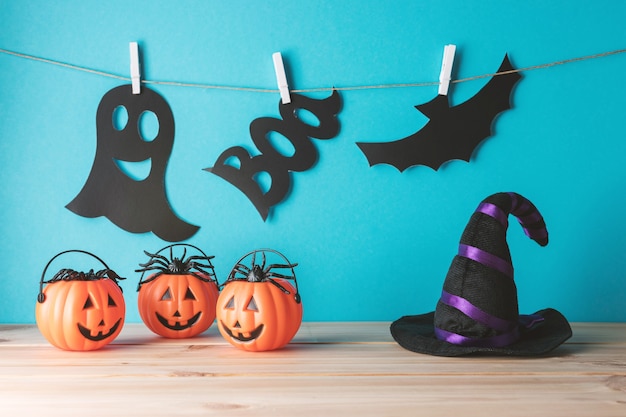 Citrouilles d'Halloween sur une table en bois