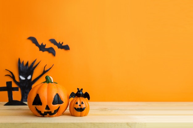 Citrouilles d&#39;Halloween sur une table en bois