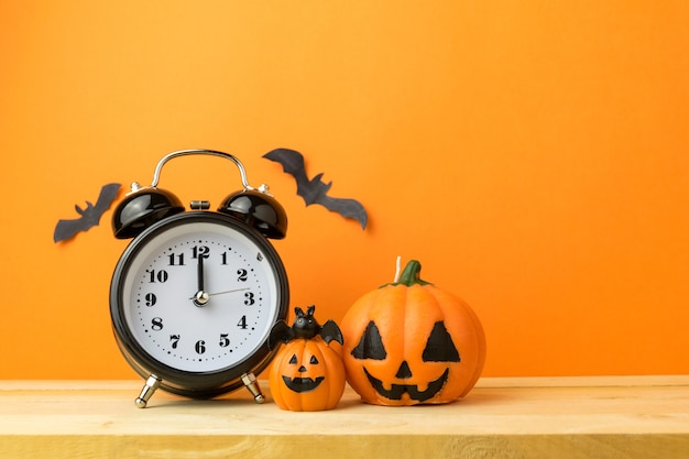 Citrouilles d&#39;Halloween sur table en bois