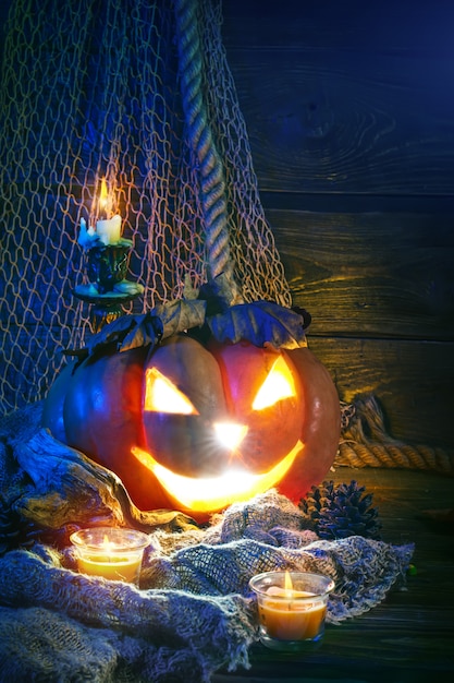 Citrouilles d'Halloween sur une table en bois.