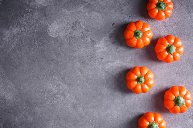 Citrouilles d'Halloween sur une table grise. Mise à plat.