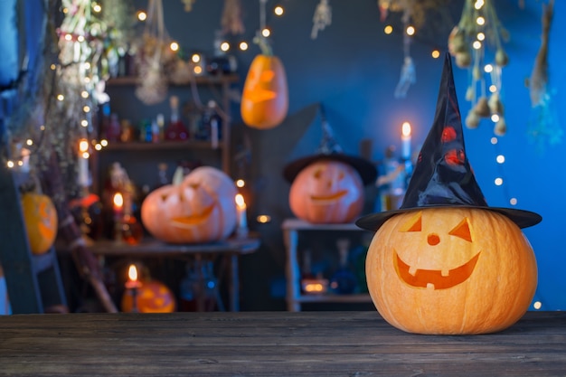 Citrouilles d'Halloween sur la vieille table en bois sur fond décorations d'Halloween