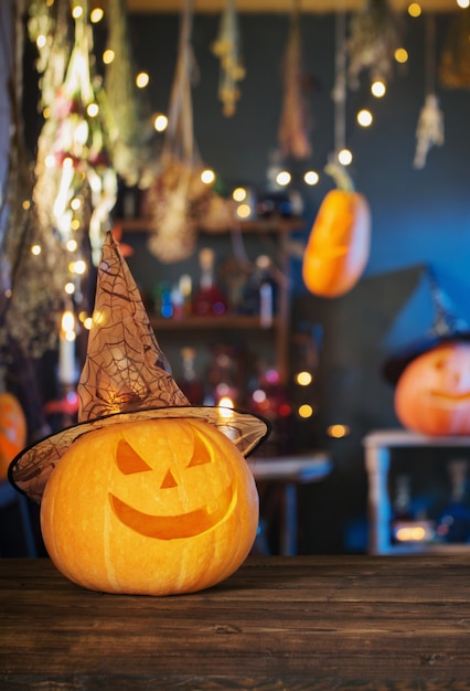 Citrouilles d'Halloween sur la vieille table en bois sur fond de décorations d'Halloween