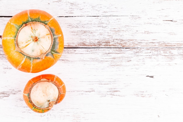 Citrouilles laides sur une table en bois avec espace de copie, concept de production zéro déchet