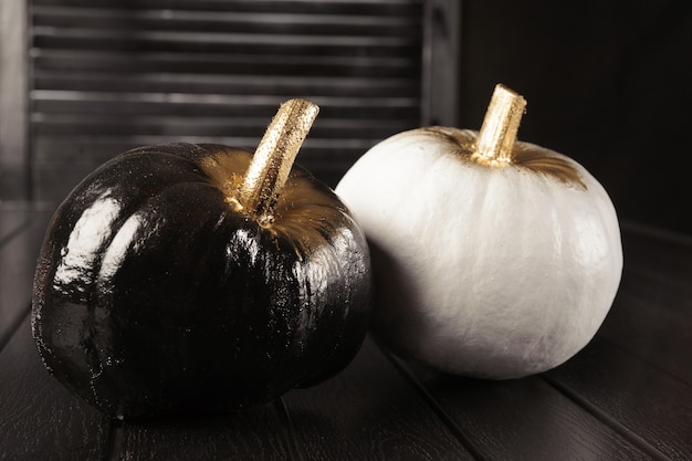 Citrouilles Noires Et Blanches. Décoration De La Maison Pour Halloween Dans Le Style Moderne. Horizontal.