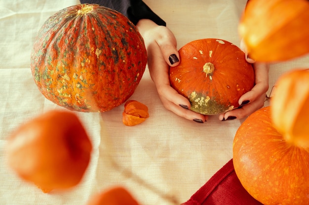 Citrouilles orange sur une table recouverte d'une nappe en lin