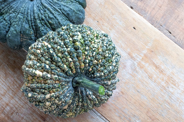 Citrouilles sur planche de bois