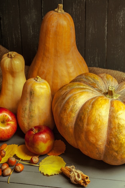 Citrouilles sur planche de bois