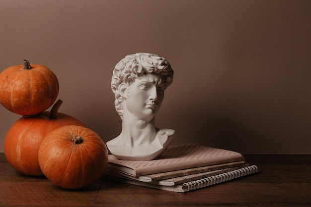 citrouilles, pommes, bougies, feuilles sur un fond en bois au coucher du soleil, place pour votre texte