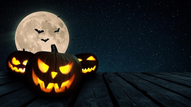 Citrouilles rougeoyantes effrayantes sur une table en bois sur fond de pleine lune avec des chauves-souris la nuit Halloween et concept de fond d'écran de vacances Espace libre pour la conception et le texte