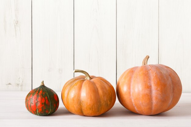 Citrouilles sur table en bois rustique patiné