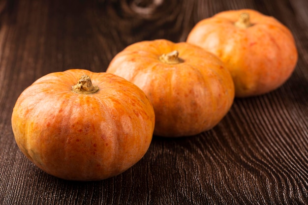 Citrouilles sur la table en bois