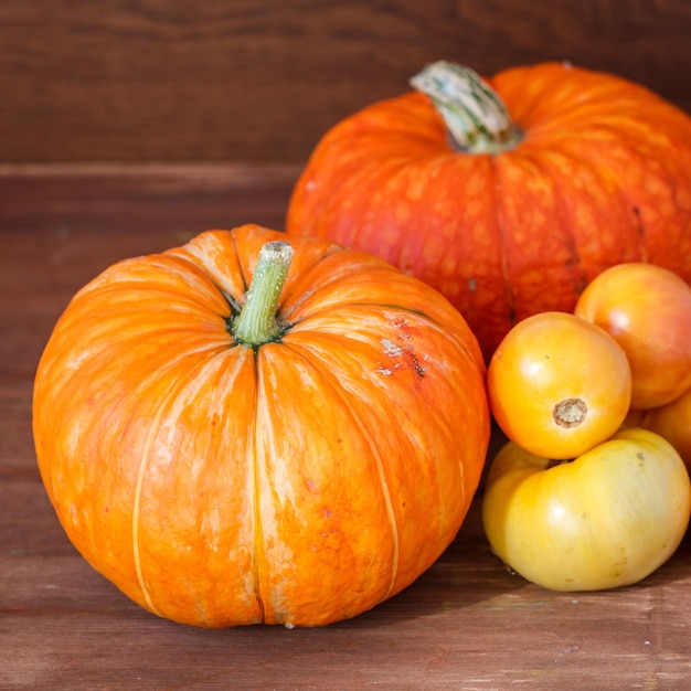 Citrouilles sur une table en bois