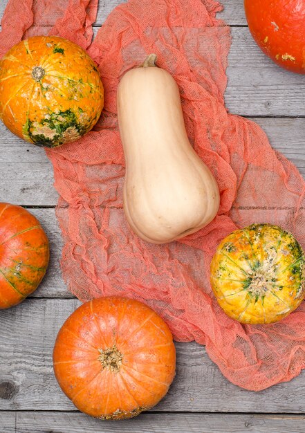 Citrouilles sur table en bois