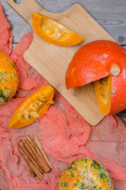 Citrouilles sur table en bois