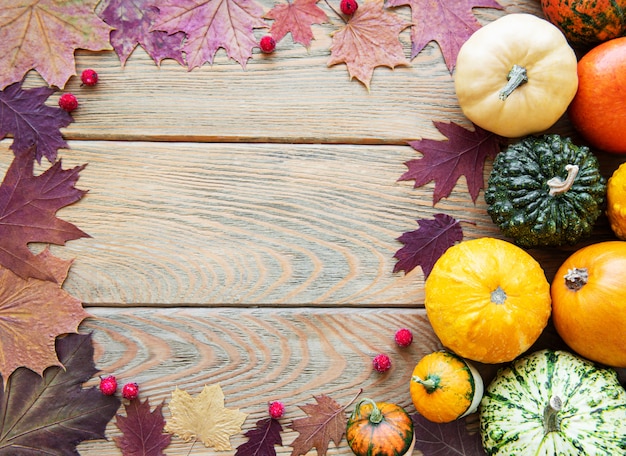 Citrouilles sur une table en bois