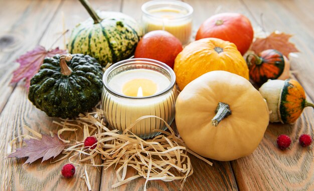 Citrouilles sur une table en bois