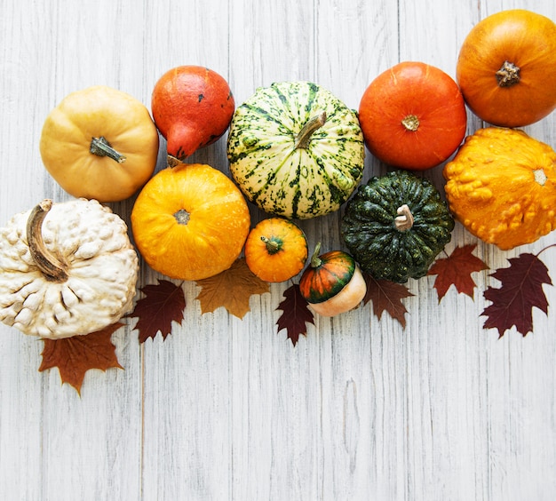 Citrouilles sur une table en bois