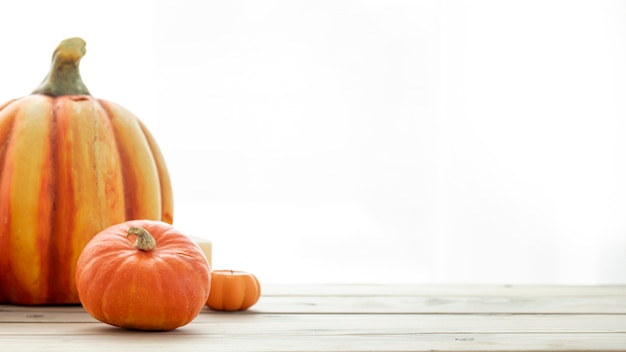 Citrouilles vue de face sur une table en bois avec espace de copie