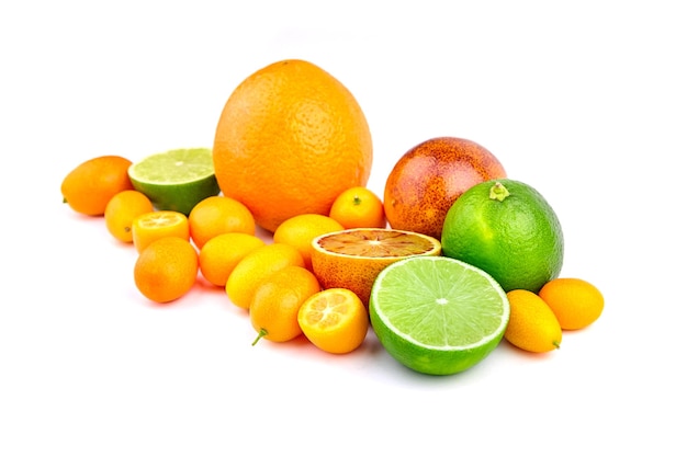 Citrus frais isolés sur fond blanc