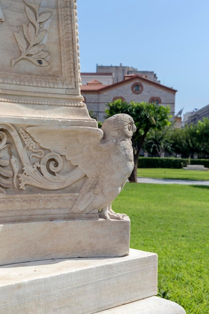 Cityscape Les sculptures près de l'académie des sciences dans la ville d'Athènes lors d'une journée ensoleillée en Grèce