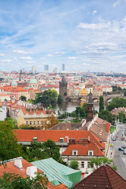 Cityscaspe de Prague d'en haut avec le pont Charkes, République Tchèque