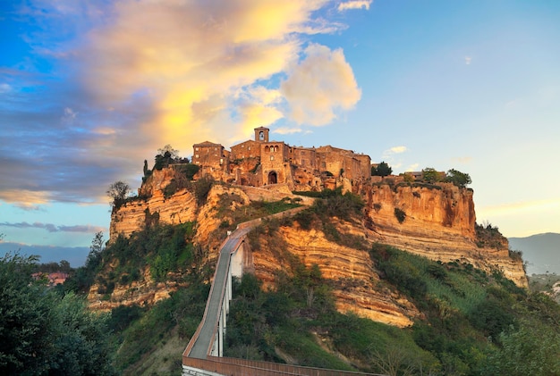 Photo civita di bagnoregio, point de repère, vue panoramique aérienne du coucher de soleil en italie