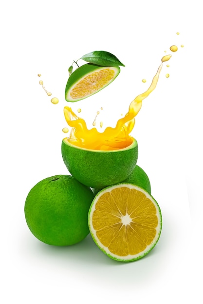 Éclaboussure de citron sucré de jus réaliste et fruits isolés sur blanc