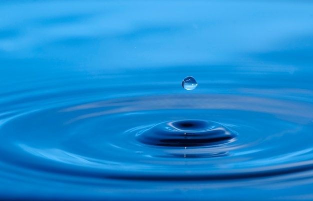 Éclaboussure de la couronne d&#39;eau sur la surface bleue