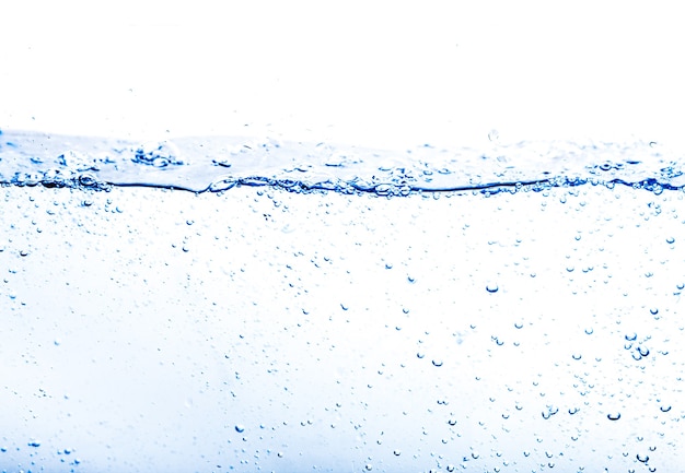 Éclaboussure d'eau bleue se bouchent sur un fond blanc