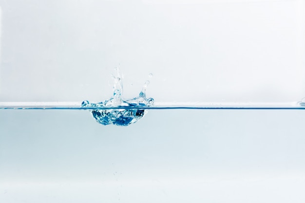 Éclaboussure d&#39;eau avec des bulles d&#39;air, isolé sur fond blanc