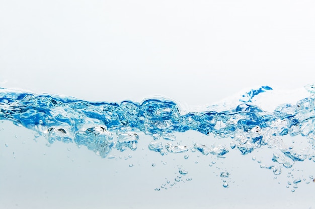 Éclaboussure d&#39;eau avec des bulles d&#39;air, isolé sur fond blanc