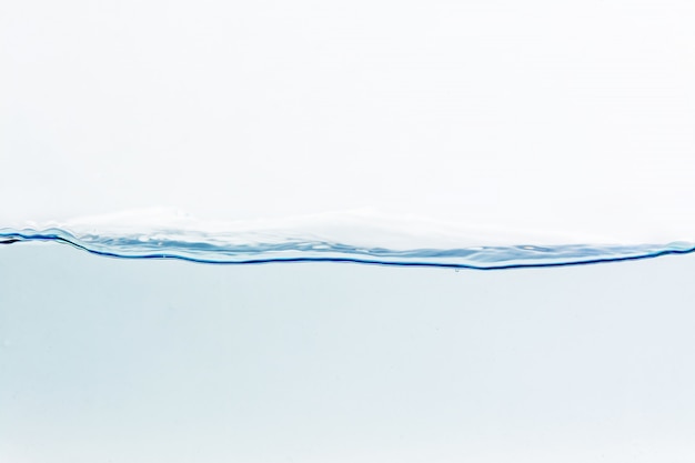 Éclaboussure d&#39;eau avec des bulles d&#39;air, isolé sur fond blanc