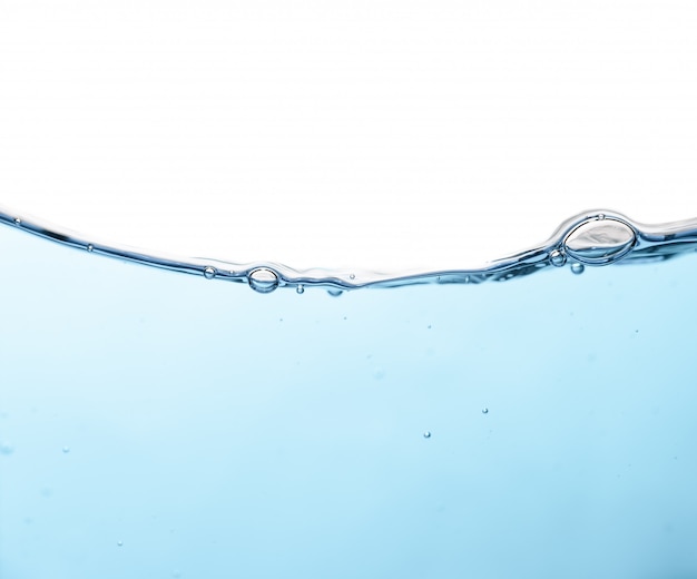 Éclaboussure d'eau avec des bulles d'air et des vagues