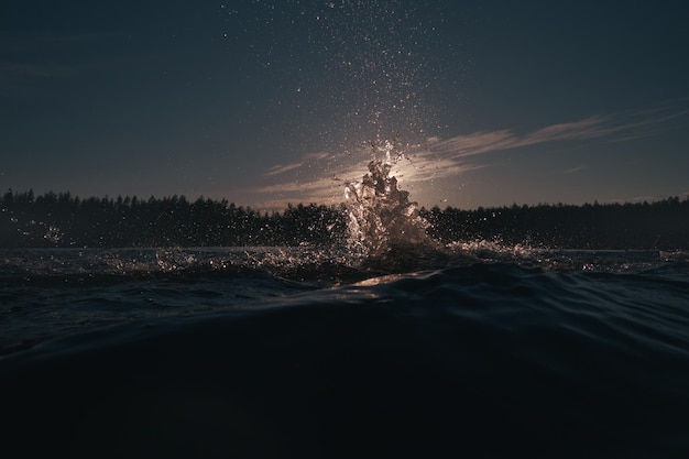 Éclaboussure d'eau dans un étang sur fond de soleil couchant