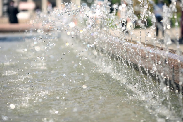 Éclaboussure d'eau dans l'image abstraite de la fontaine