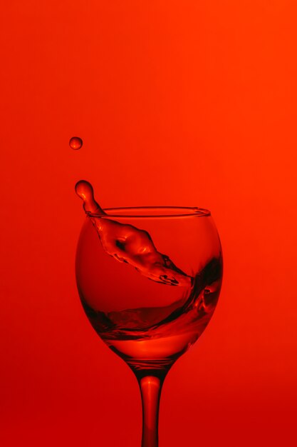 Éclaboussure d'eau dans un verre à vin