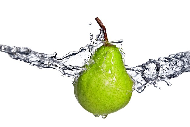 Éclaboussure d'eau douce sur poire verte isolée sur blanc