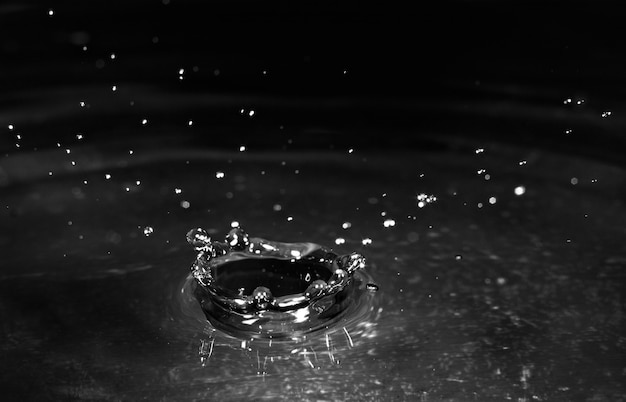 Éclaboussure d&#39;eau sur fond noir