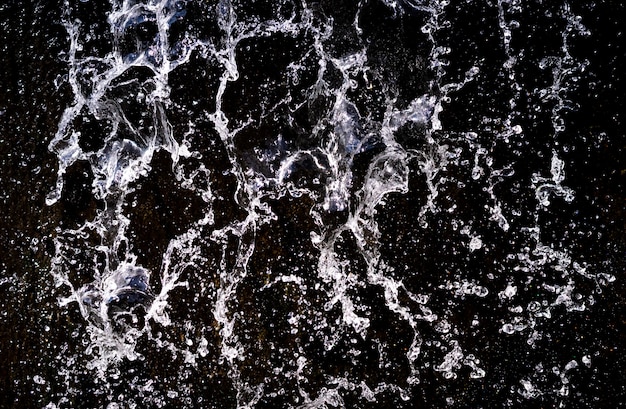 Éclaboussure d'eau sur fond noir