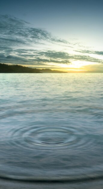 Éclaboussure d'eau sur le lac