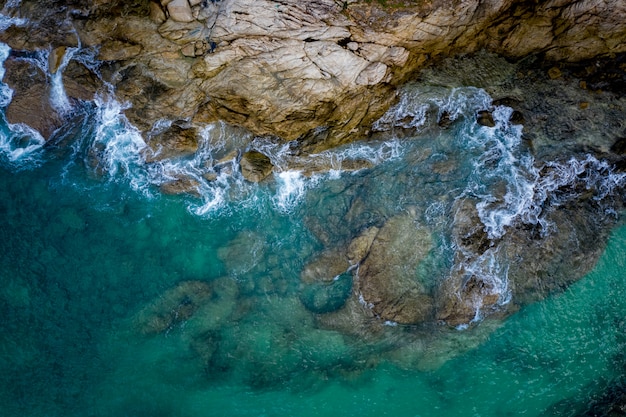 Éclaboussure d'eau de mer et de rochers