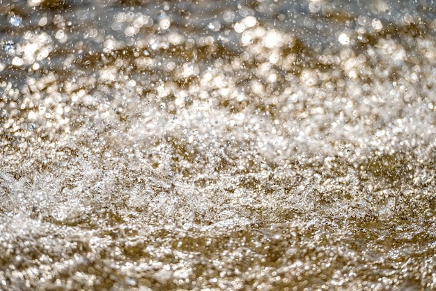 Éclaboussure d'eau avec de petites gouttes dans la fontaine Espace de copie de mise au point sélective naturelle abstraite