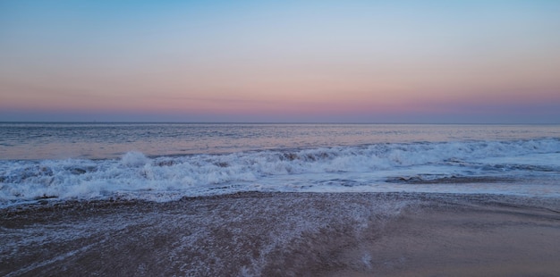 Éclaboussure de l'eau de la vague bleue des vagues de la mer de l'océan