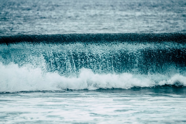 Éclaboussure de grosse vague avec un mouvement de barillet parfait