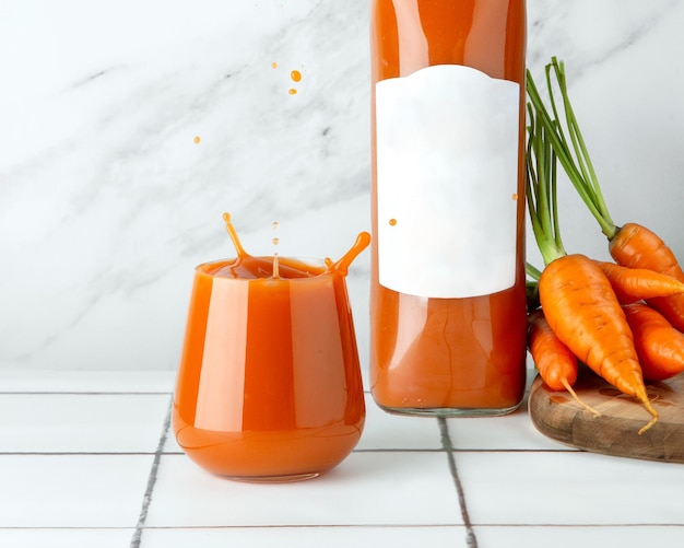 Éclaboussure de jus de carotte. jus de carotte en verre avec carotte fraîche sur une terrasse en bois près