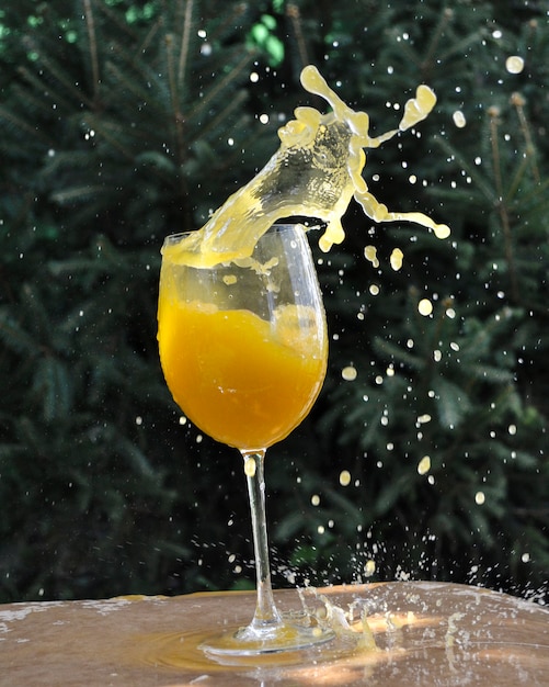 Éclaboussure de jus d'orange Verre de jus d'orange